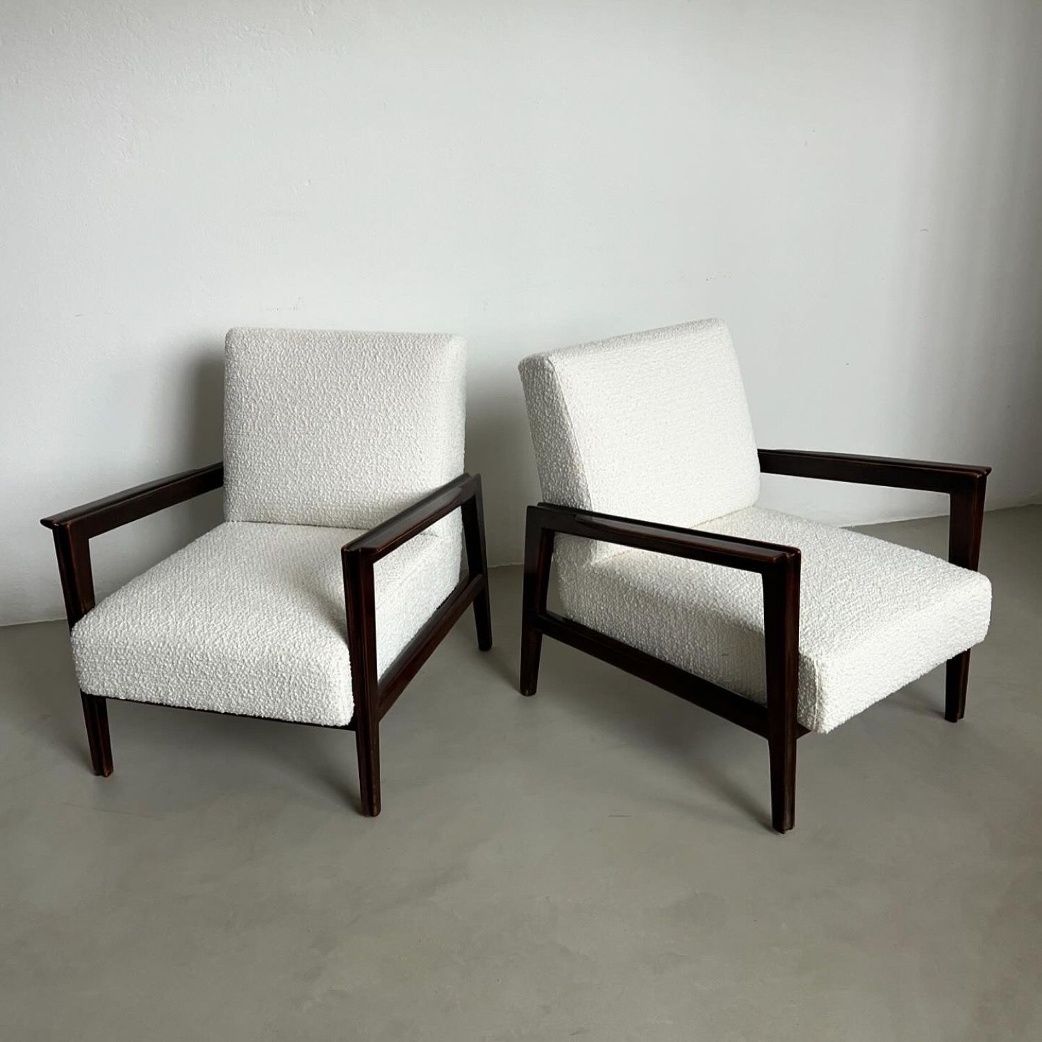 Spinzi-Mid-Century-Modern-White-Boucle-Gio-Ponti-Armchairs-3
